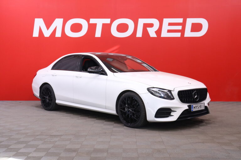 Mercedes-Benz - E - 220 d Sedan A AMG // Widescreen / Webasto / HUD / 360° / CarPlay / Navi / Multibeam LED / 2x renkaat // - Sedan