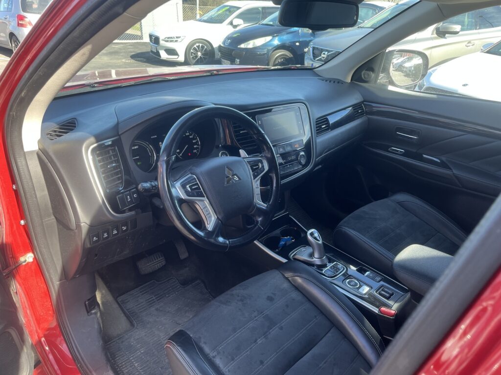 Mitsubishi - Outlander PHEV - Instyle Navi 4WD 5P Mitsubishi - Outlander PHEV - Instyle Navi 4WD 5P - Farmari