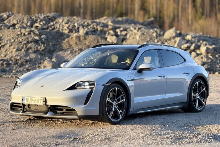 Porsche - Taycan - Turbo Cross Tursimo // Burmester / Matkustajan näyttö / PASM / PCCB / ACC / HUD / 360° / 4-pyöräohajus // - Farmari