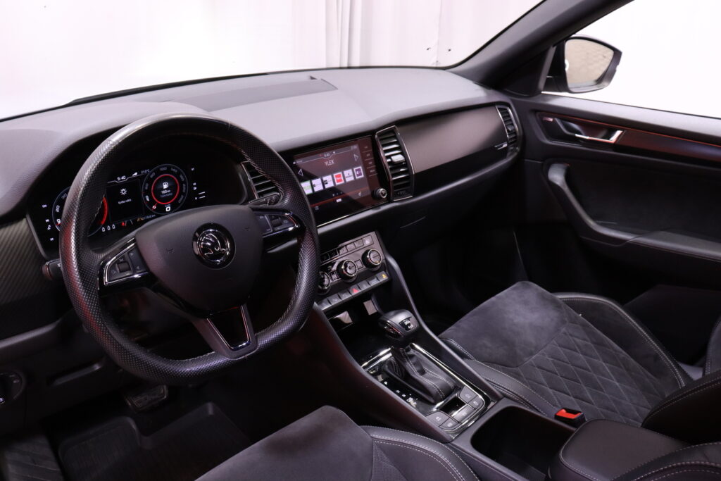 Skoda - Kodiaq - 2,0 TDI 190 4x4 SportLine DSG Autom. // Suomi-auto / ACC / Canton / Webasto / Vetokoukku / SmartLink / Muistipenkki // Skoda - Kodiaq - 2,0 TDI 190 4x4 SportLine DSG Autom. // Suomi-auto / ACC / Canton / Webasto / Vetokoukku / SmartLink / Muistipenkki // - Maastoauto