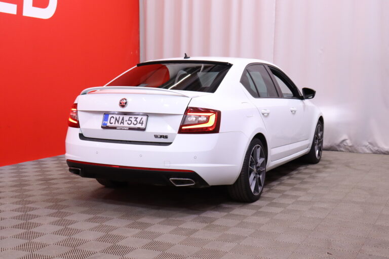 Skoda - Octavia - 2,0 TDI 184 4x4 RS BusinessLine DSG // Suomi-auto /  Webasto / ACC / Digimittari / Keyless / BLIS / Tutkat / LED // - Sedan
