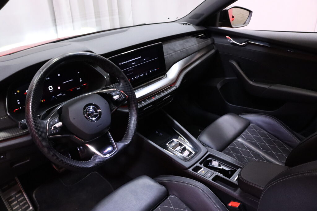 Skoda - Octavia - 1,4 TSI PHEV RS iV DSG Autom // ACC / Matrix / DCC / Webasto / Canton / HUD / Keyless / Hieronta / Digimittari Skoda - Octavia - 1,4 TSI PHEV RS iV DSG Autom // ACC / Matrix / DCC / Webasto / Canton / HUD / Keyless / Hieronta / Digimittari - Sedan