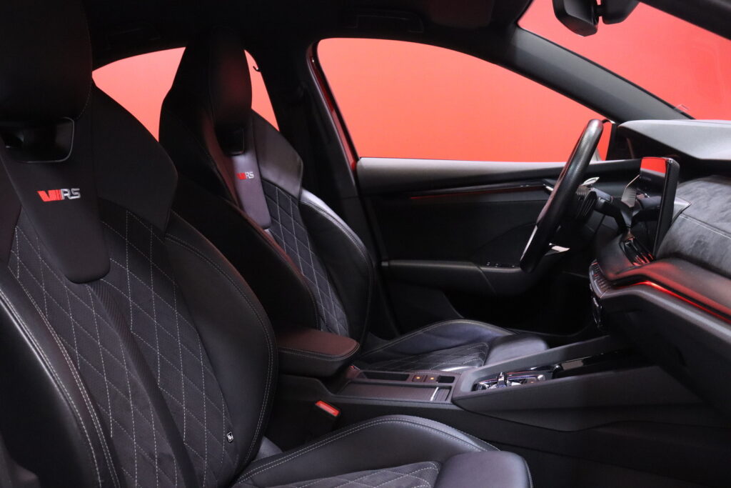 Skoda - Octavia - 1,4 TSI PHEV RS iV DSG Autom // ACC / Matrix / DCC / Webasto / Canton / HUD / Keyless / Hieronta / Digimittari Skoda - Octavia - 1,4 TSI PHEV RS iV DSG Autom // ACC / Matrix / DCC / Webasto / Canton / HUD / Keyless / Hieronta / Digimittari - Sedan