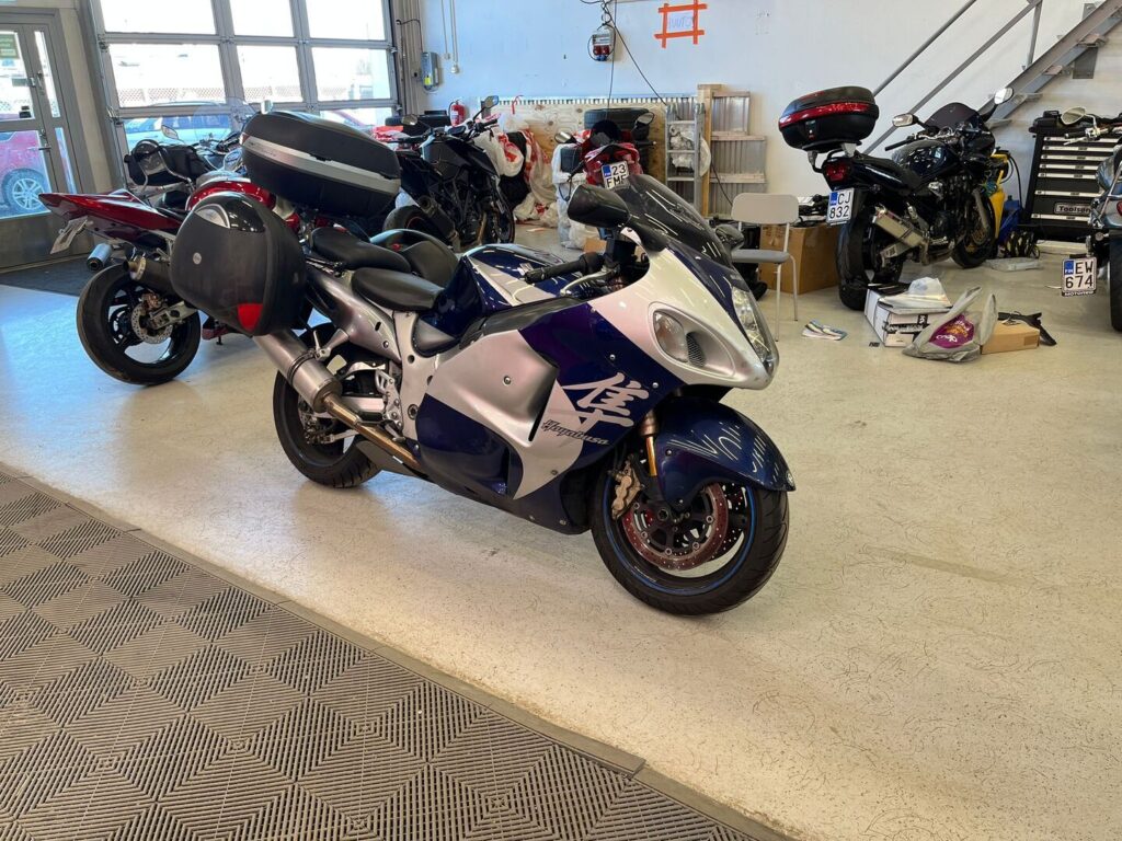 Suzuki - GSX - 1300R Hayabusa *Suomipyörä, Slipari, Ketjurasvari* Suzuki - GSX - 1300R Hayabusa *Suomipyörä, Slipari, Ketjurasvari* - Moottoripyörä