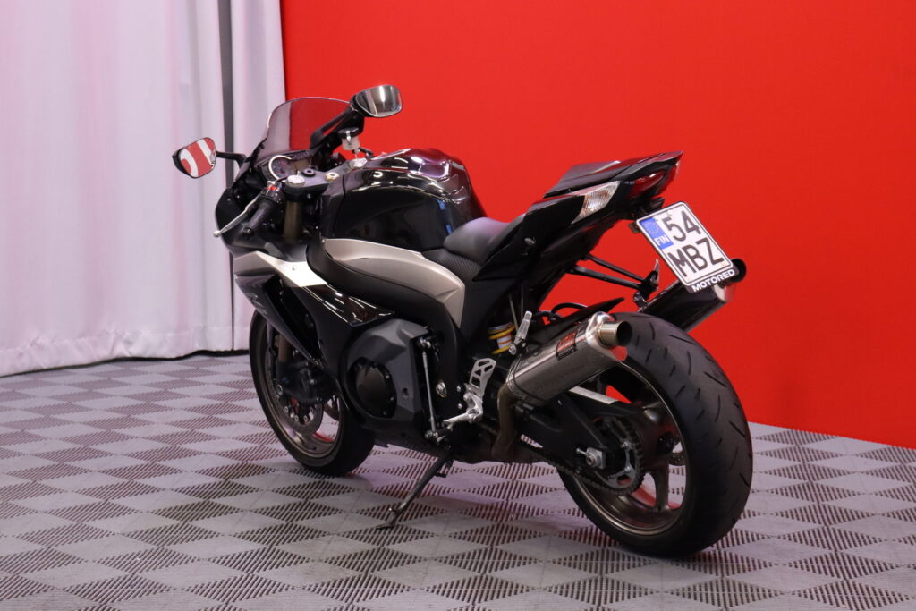 Suzuki - GSX-R - 1000 // Juuri saapunut! / Suomi-pyörä / Yoshimura putkisto / Huoltokirja / Ohjausiskari // Suzuki - GSX-R - 1000 // Juuri saapunut! / Suomi-pyörä / Yoshimura putkisto / Huoltokirja / Ohjausiskari // - Moottoripyörä