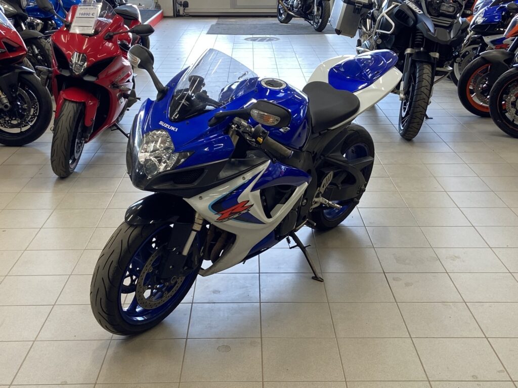 Suzuki - GSX-R - 600 // Suomi-pyörä / Huoltokirja / 2x-avain // - Moottoripyörä