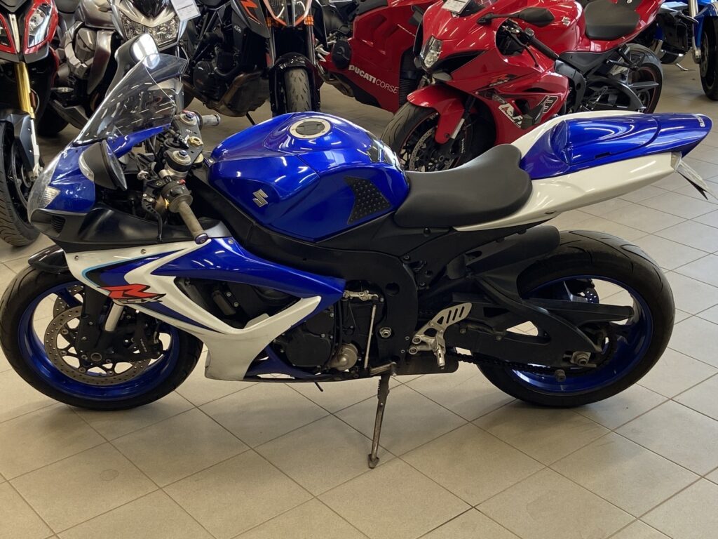 Suzuki - GSX-R - 600 // Suomi-pyörä / Huoltokirja / 2x-avain // Suzuki - GSX-R - 600 // Suomi-pyörä / Huoltokirja / 2x-avain // - Moottoripyörä