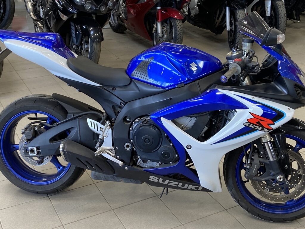 Suzuki - GSX-R - 600 // Suomi-pyörä / Huoltokirja / 2x-avain // Suzuki - GSX-R - 600 // Suomi-pyörä / Huoltokirja / 2x-avain // - Moottoripyörä