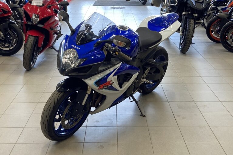 Suzuki - GSX-R - 600 // Suomi-pyörä / Huoltokirja / 2x-avain // - Moottoripyörä