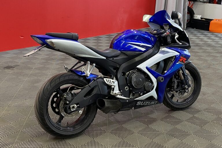 Suzuki - GSX-R - 750 // Juuri saapunut! / Putkisto / Suomi-pyörä // - Moottoripyörä