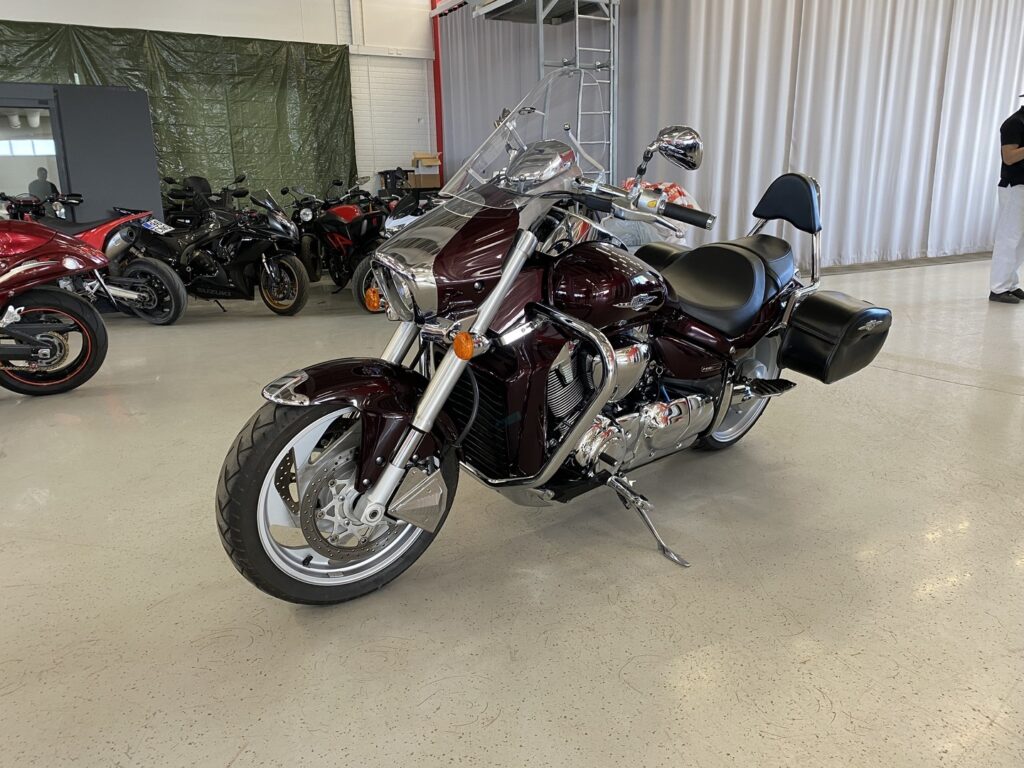 Suzuki - VZR - // Juuri saapunut! / Suomi-pyörä / Huoltokirja / Sissybar / Kaatumaraudat / 2x laukut // - Moottoripyörä