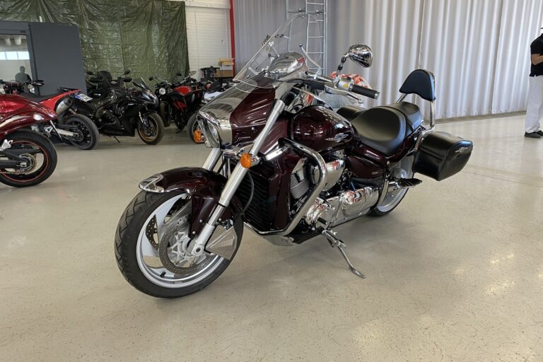 Suzuki - VZR - // Juuri saapunut! / Suomi-pyörä / Huoltokirja / Sissybar / Kaatumaraudat / 2x laukut // - Moottoripyörä