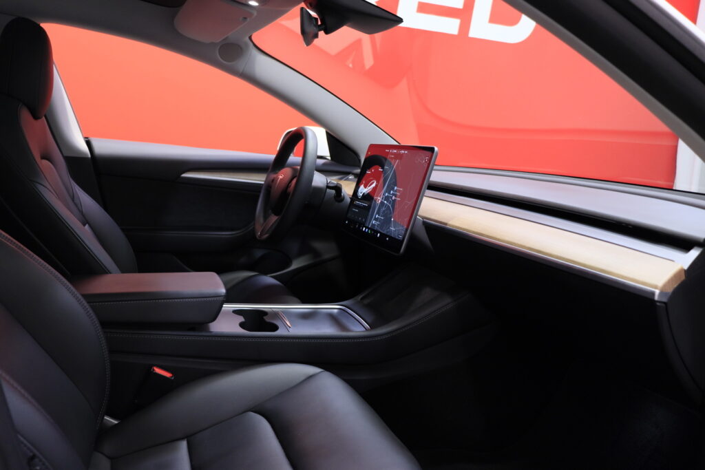 Tesla - Model 3 - Performance AWD 82 kWh // 2x Renkaat ja Vanteet / Koni iskunvaimentimet / Panorama / Tesla - Model 3 - Performance AWD 82 kWh // 2x Renkaat ja Vanteet / Koni iskunvaimentimet / Panorama / - Sedan
