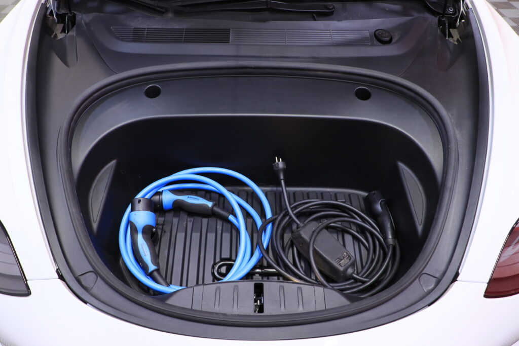 tuotekuva-Tesla-Model-3-IPX-136-2026-04-09-105606-26 tuotekuva-Tesla-Model-3-IPX-136-2026-04-09-105606-26