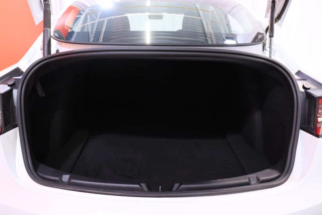 tuotekuva-Tesla-Model-3-IPX-136-2026-04-09-105606-27 tuotekuva-Tesla-Model-3-IPX-136-2026-04-09-105606-27