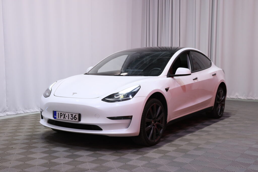 Tesla - Model 3 - Performance AWD 82 kWh // 2x Renkaat ja Vanteet / Koni iskunvaimentimet / Panorama / Tesla - Model 3 - Performance AWD 82 kWh // 2x Renkaat ja Vanteet / Koni iskunvaimentimet / Panorama / - Sedan