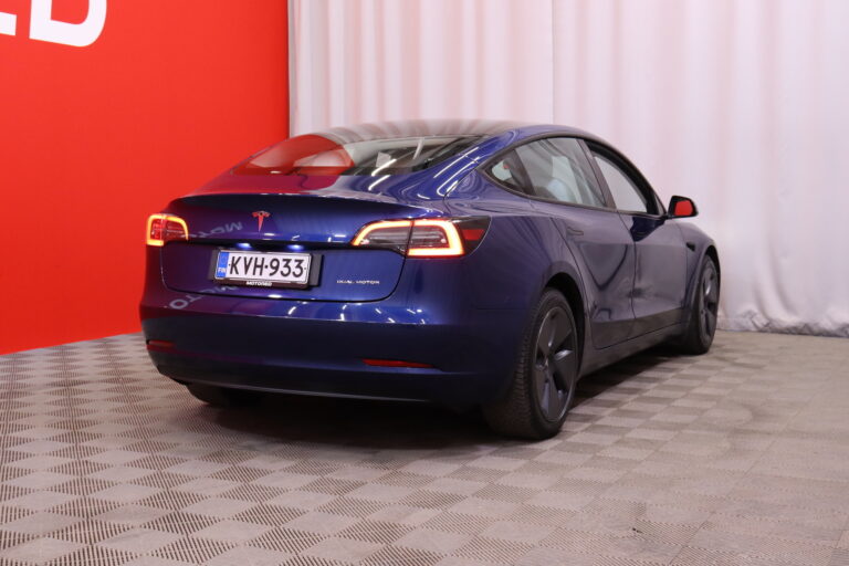 Tesla - Model 3 - Long Range / 1.om Suomi-auto / Matrix LED / Vetokoukku / AMD Ryzen / Premium Audio / Adapt.vakkari / 2x vanteet / 2x renkaat / - Sedan