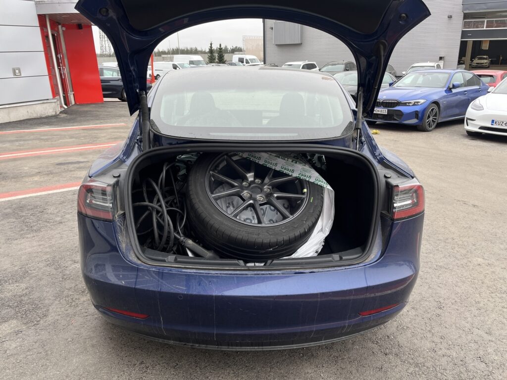 Tesla - Model 3 - RWD // 1.om Suomi-auto / AMD Ryzen / Vakionopeudensäädin (ACC) / Autopilot / Panorama / Tesla - Model 3 - RWD // 1.om Suomi-auto / AMD Ryzen / Vakionopeudensäädin (ACC) / Autopilot / Panorama / - Sedan