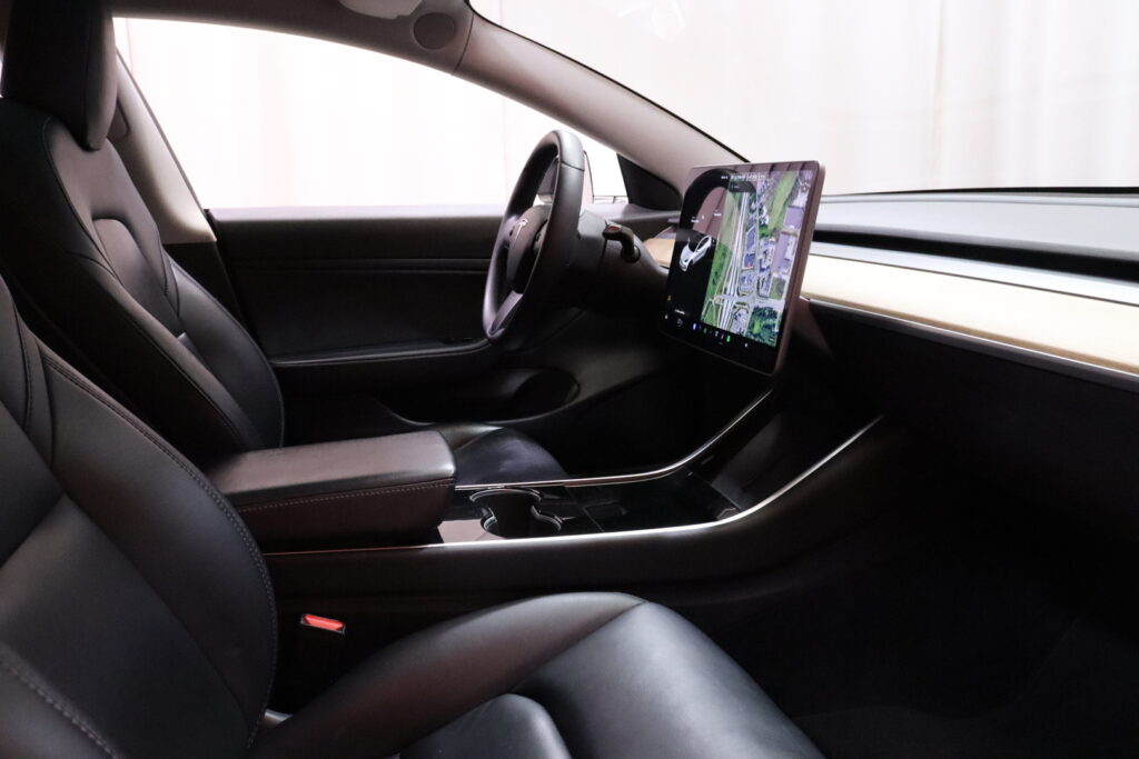 Tesla - Model 3 - Long Range AWD // ACC / Vetokoukku / LED / Premium Audio // Tesla - Model 3 - Long Range AWD // ACC / Vetokoukku / LED / Premium Audio // - Sedan