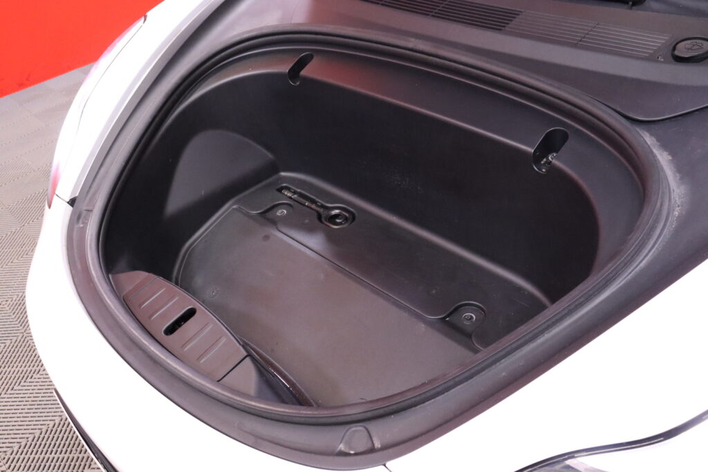 tuotekuva-Tesla-Model-3-RVR-733-2026-03-09-103006-27 tuotekuva-Tesla-Model-3-RVR-733-2026-03-09-103006-27