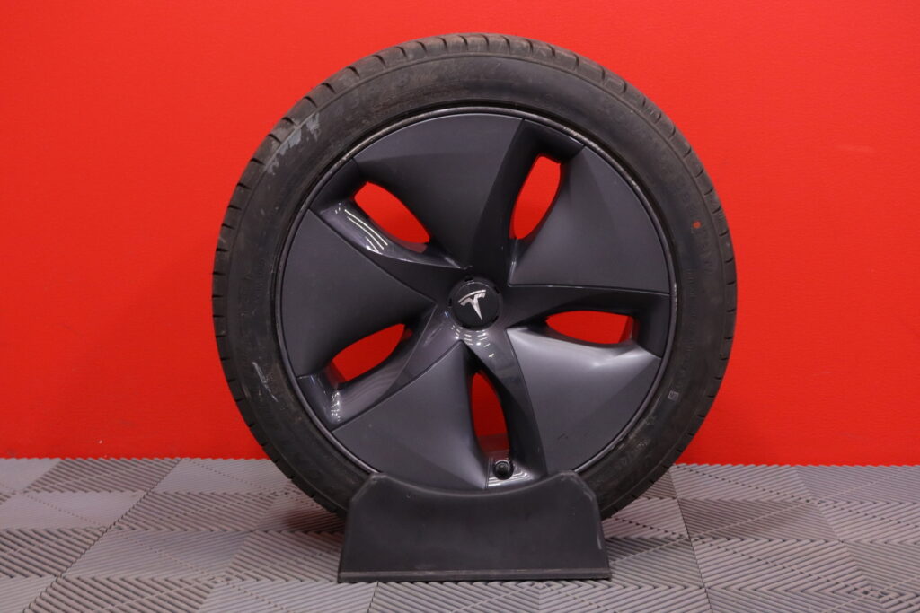 tuotekuva-Tesla-Model-3-RVR-733-2026-03-09-103006-28 tuotekuva-Tesla-Model-3-RVR-733-2026-03-09-103006-28