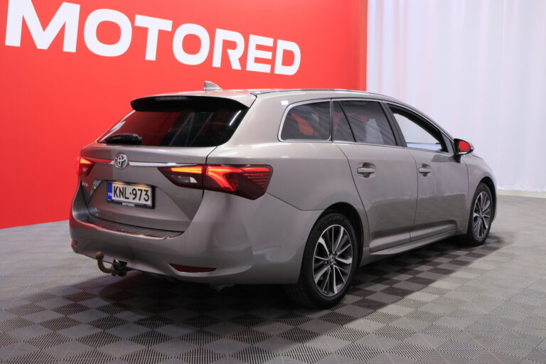 Toyota - Avensis - 2,0 D-4D Active Touring Sports / 2-om Suomi-auto / Webasto / Koukku / Kamera / LED / Vakkari / Navi - Farmari
