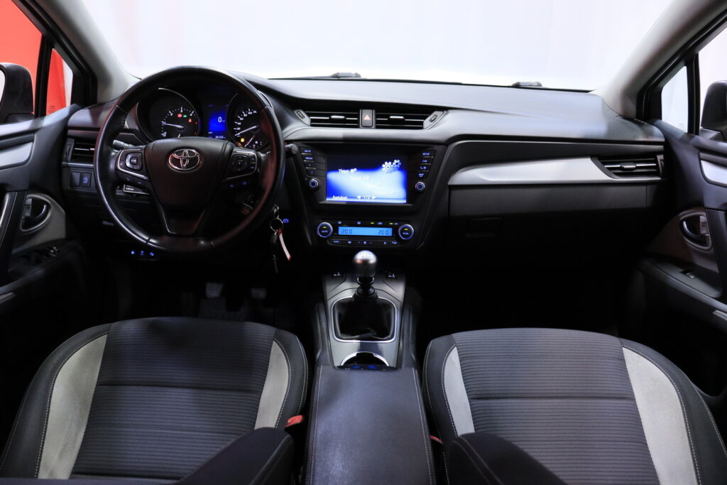 Toyota - Avensis - 2,0 D-4D Active Touring Sports / 2-om Suomi-auto / Webasto / Koukku / Kamera / LED / Vakkari / Navi Toyota - Avensis - 2,0 D-4D Active Touring Sports / 2-om Suomi-auto / Webasto / Koukku / Kamera / LED / Vakkari / Navi - Farmari