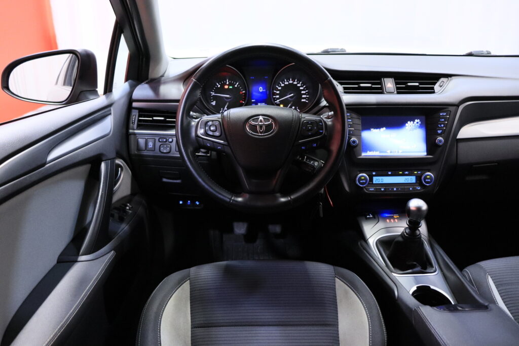 Toyota - Avensis - 2,0 D-4D Active Touring Sports / 2-om Suomi-auto / Webasto / Koukku / Kamera / LED / Vakkari / Navi Toyota - Avensis - 2,0 D-4D Active Touring Sports / 2-om Suomi-auto / Webasto / Koukku / Kamera / LED / Vakkari / Navi - Farmari