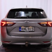 Toyota - Avensis - 2,0 D-4D Active Touring Sports / 2-om Suomi-auto / Webasto / Koukku / Kamera / LED / Vakkari / Navi - Farmari