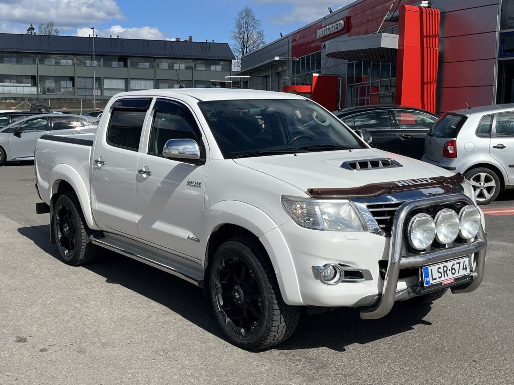 Toyota - Hilux - Double Cab 3,0 D-4D 4WD 171 SR aut. - Avolava