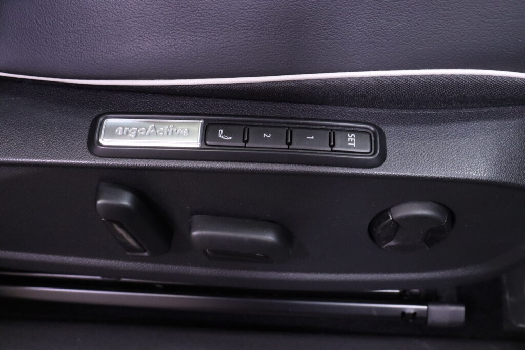 Volkswagen - ID.4 - Pro Performance Max 150kW, akku 77 kWh // 1.om Suomi-auto / ACC / Matrix / Panorama / Muistipenkit / Topsport / HUD Volkswagen - ID.4 - Pro Performance Max 150kW, akku 77 kWh // 1.om Suomi-auto / ACC / Matrix / Panorama / Muistipenkit / Topsport / HUD - Maastoauto