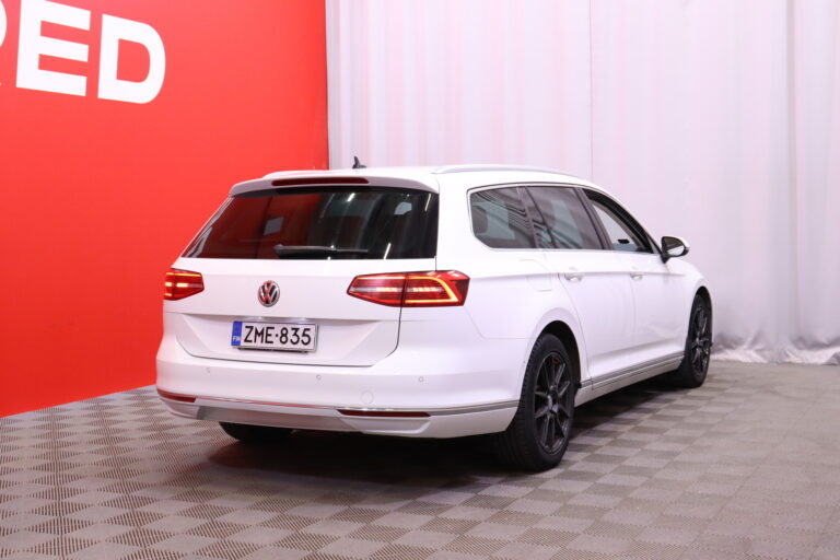 Volkswagen - Passat - Variant Highline 1,6 TDI 88KW (120HV) DSG-automaatti // ACC / Webasto / Koukku / Panoraama / LED / AppleCarPlay // - Farmari