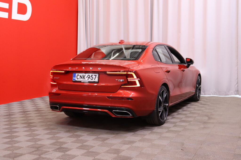 Volvo - S60 - T8 TwE AWD Business R-Design aut // HUD / Harman/Kardon / 360º / Carplay / LED / Blis / Navi / Webasto / koukku // Volvo - S60 - T8 TwE AWD Business R-Design aut // HUD / Harman/Kardon / 360º / Carplay / LED / Blis / Navi / Webasto / koukku // - Sedan