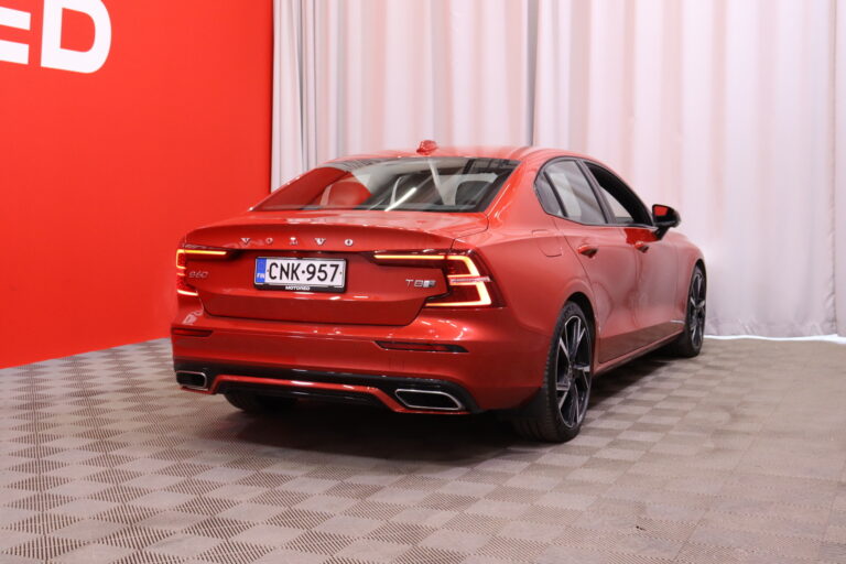 Volvo - S60 - T8 TwE AWD Business R-Design aut // HUD / Harman/Kardon / 360º / Carplay / LED / Blis / Navi / Webasto / koukku // - Sedan