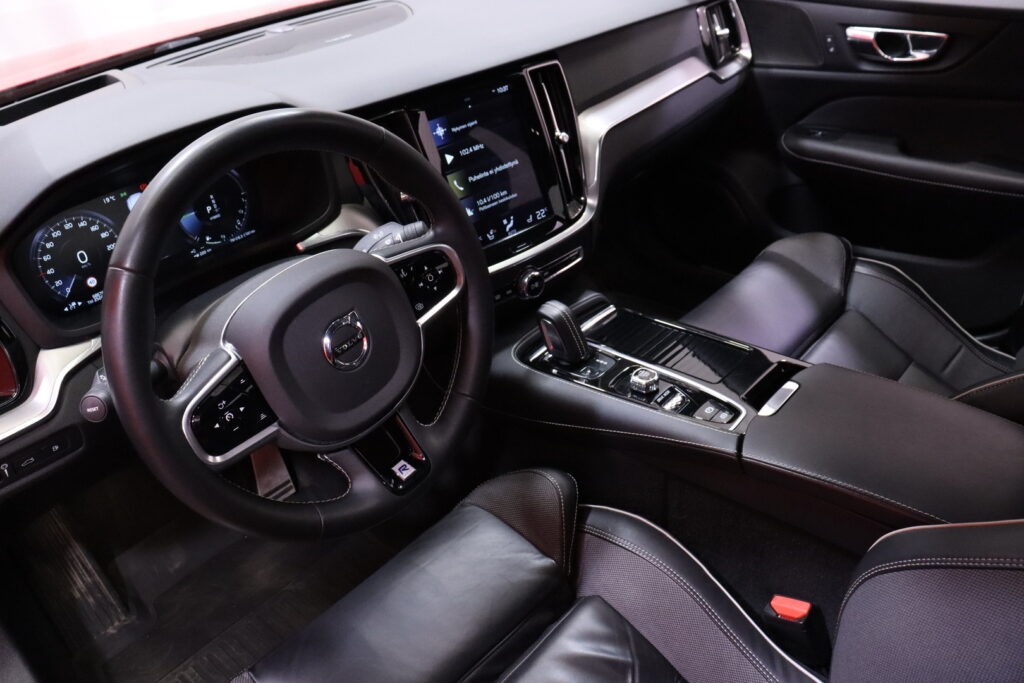 Volvo - S60 - T8 TwE AWD Business R-Design aut // HUD / Harman/Kardon / 360º / Carplay / LED / Blis / Navi / Webasto / koukku // Volvo - S60 - T8 TwE AWD Business R-Design aut // HUD / Harman/Kardon / 360º / Carplay / LED / Blis / Navi / Webasto / koukku // - Sedan