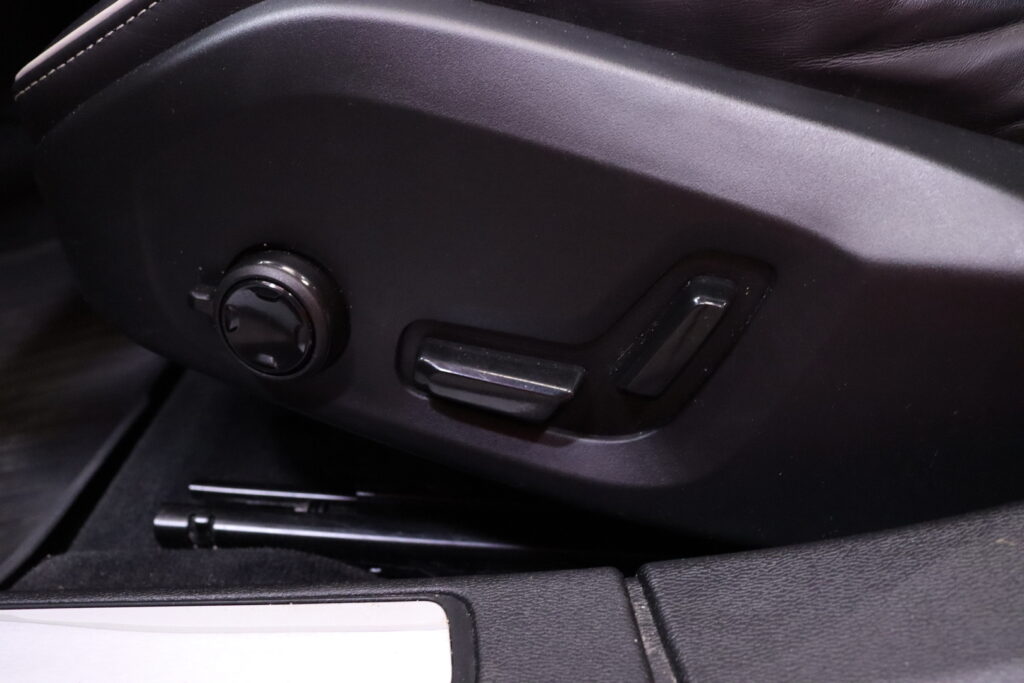 Volvo - S60 - T8 TwE AWD Business R-Design aut // HUD / Harman/Kardon / 360º / Carplay / LED / Blis / Navi / Webasto / koukku // Volvo - S60 - T8 TwE AWD Business R-Design aut // HUD / Harman/Kardon / 360º / Carplay / LED / Blis / Navi / Webasto / koukku // - Sedan