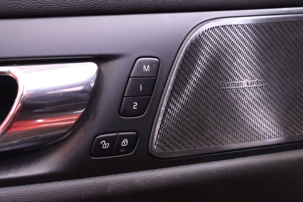 Volvo - S60 - T8 TwE AWD Business R-Design aut // HUD / Harman/Kardon / 360º / Carplay / LED / Blis / Navi / Webasto / koukku // Volvo - S60 - T8 TwE AWD Business R-Design aut // HUD / Harman/Kardon / 360º / Carplay / LED / Blis / Navi / Webasto / koukku // - Sedan
