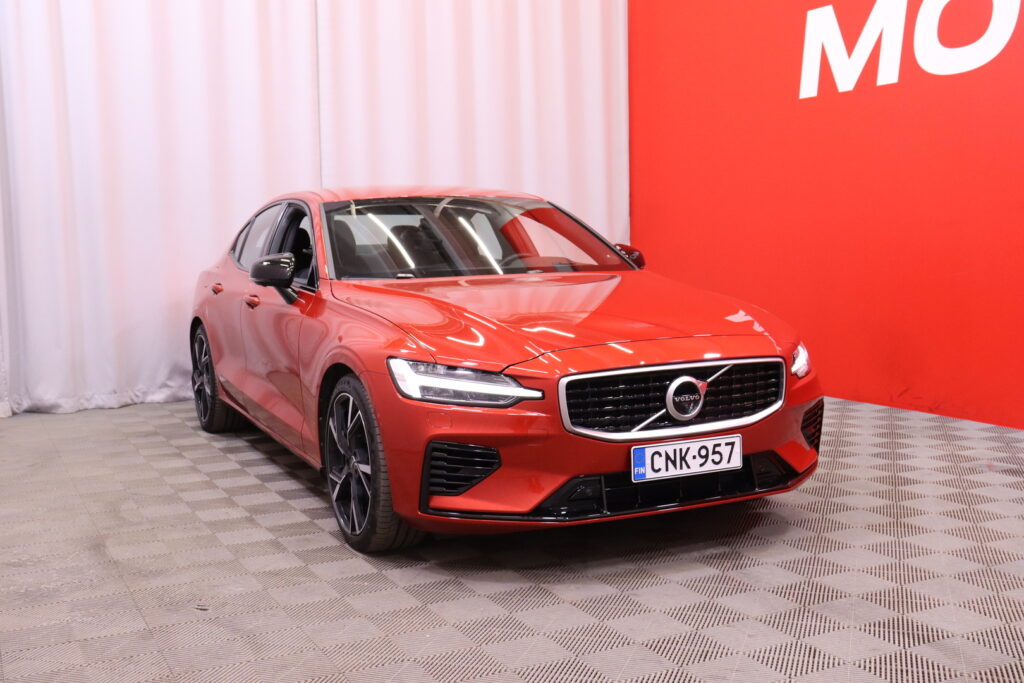 Volvo - S60 - T8 TwE AWD Business R-Design aut // HUD / Harman/Kardon / 360º / Carplay / LED / Blis / Navi / Webasto / koukku // Volvo - S60 - T8 TwE AWD Business R-Design aut // HUD / Harman/Kardon / 360º / Carplay / LED / Blis / Navi / Webasto / koukku // - Sedan