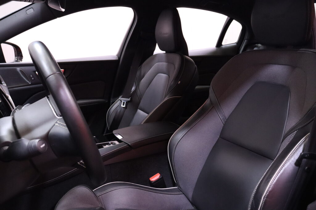 Volvo - S60 - T8 TwE AWD Business R-Design aut // HUD / Harman/Kardon / 360º / Carplay / LED / Blis / Navi / Webasto / koukku // Volvo - S60 - T8 TwE AWD Business R-Design aut // HUD / Harman/Kardon / 360º / Carplay / LED / Blis / Navi / Webasto / koukku // - Sedan