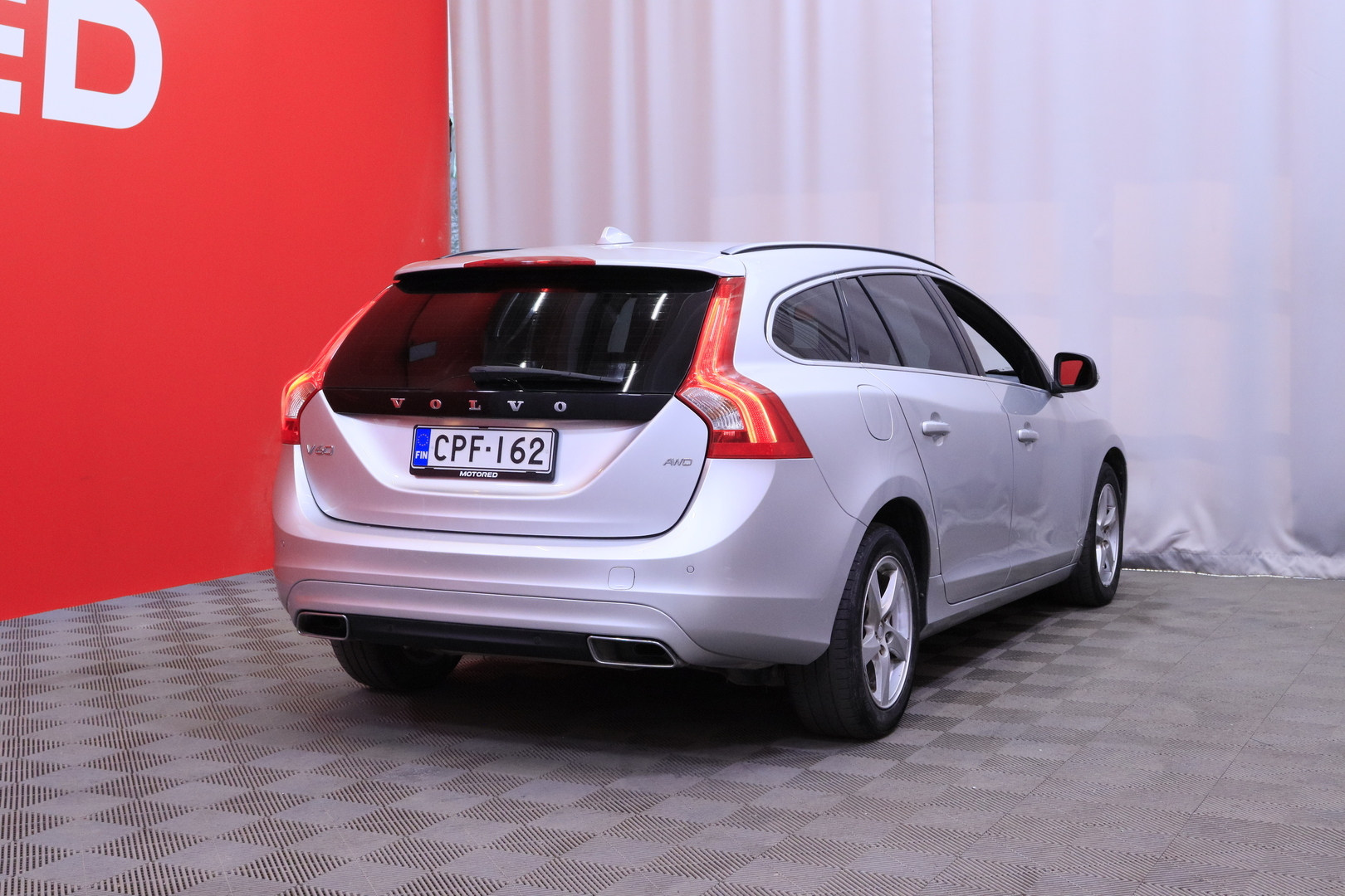 Volvo - V60 - D4 AWD Momentum aut // Adapt. vakkari / Webasto / VOC / Ratin lämmitys / Navi / Bluetooth / Digimittaristo // - Farmari