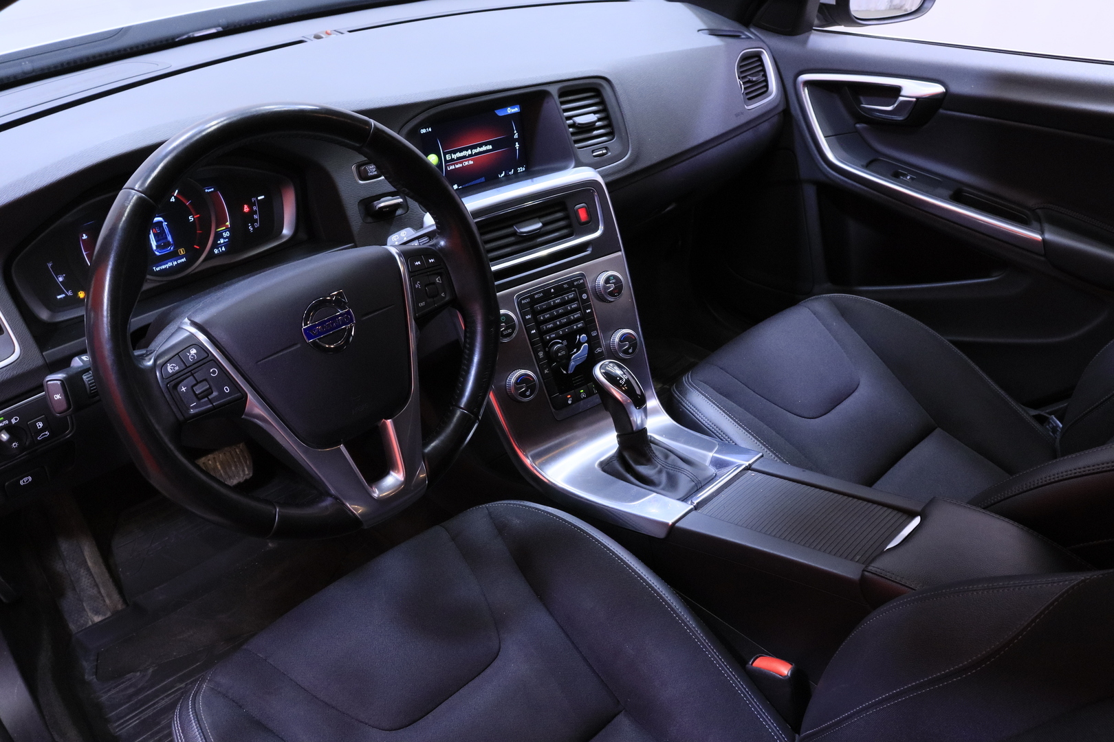 Volvo - V60 - D4 AWD Momentum aut // Adapt. vakkari / Webasto / VOC / Ratin lämmitys / Navi / Bluetooth / Digimittaristo // - Farmari