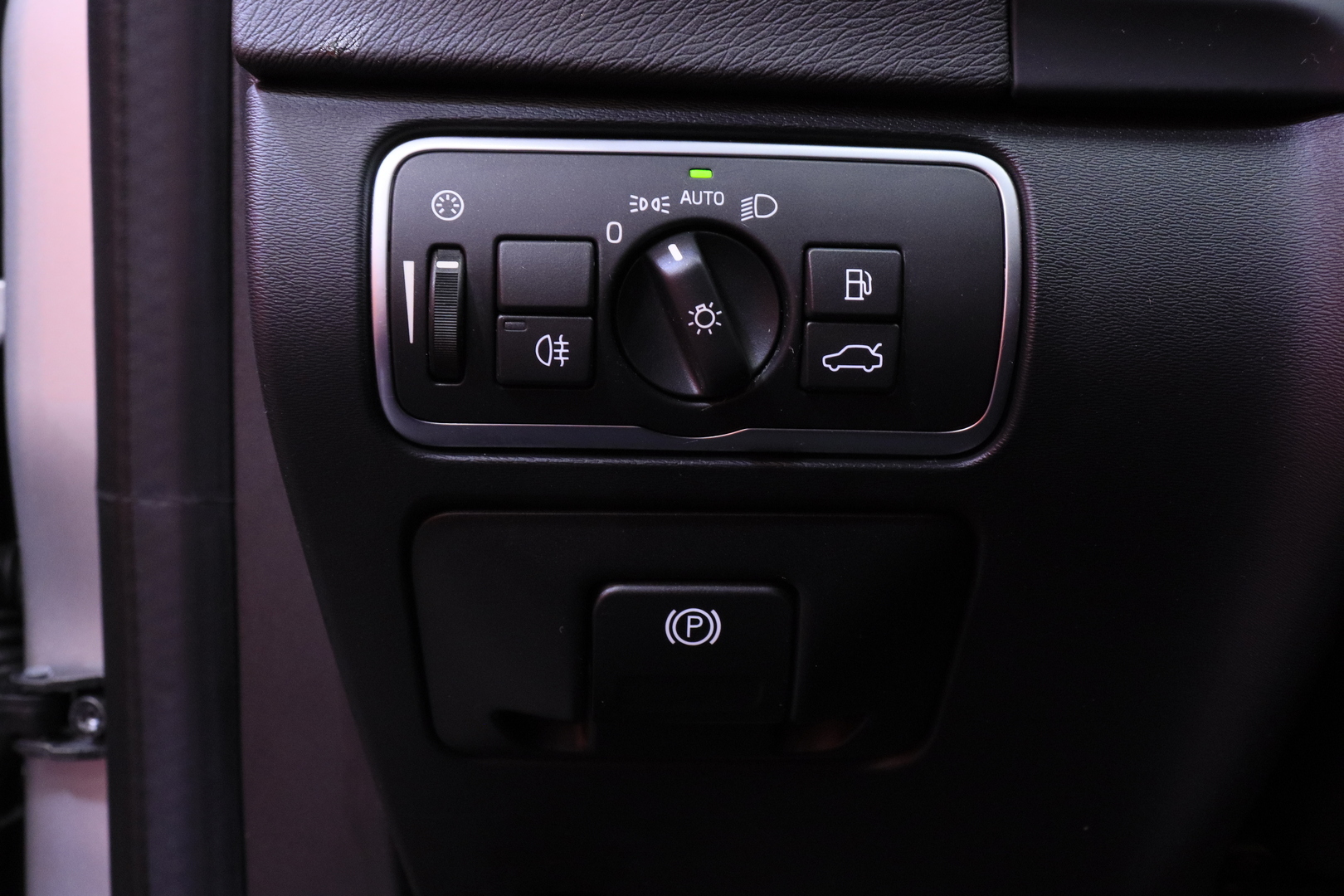 Volvo - V60 - D4 AWD Momentum aut // Adapt. vakkari / Webasto / VOC / Ratin lämmitys / Navi / Bluetooth / Digimittaristo // - Farmari