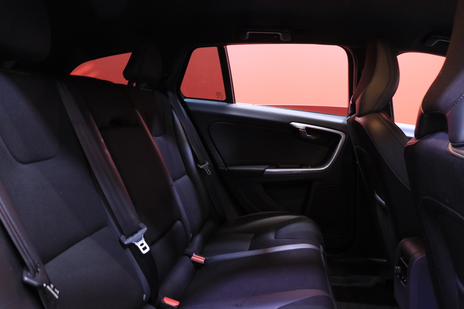 Volvo - V60 - D4 AWD Momentum aut // Adapt. vakkari / Webasto / VOC / Ratin lämmitys / Navi / Bluetooth / Digimittaristo // - Farmari