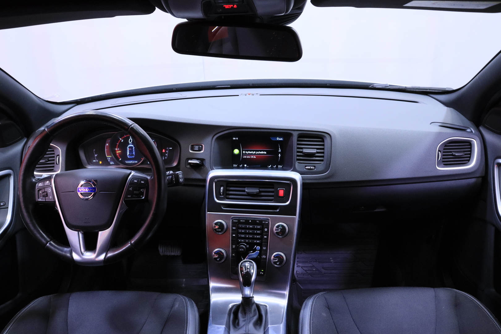 Volvo - V60 - D4 AWD Momentum aut // Adapt. vakkari / Webasto / VOC / Ratin lämmitys / Navi / Bluetooth / Digimittaristo // - Farmari