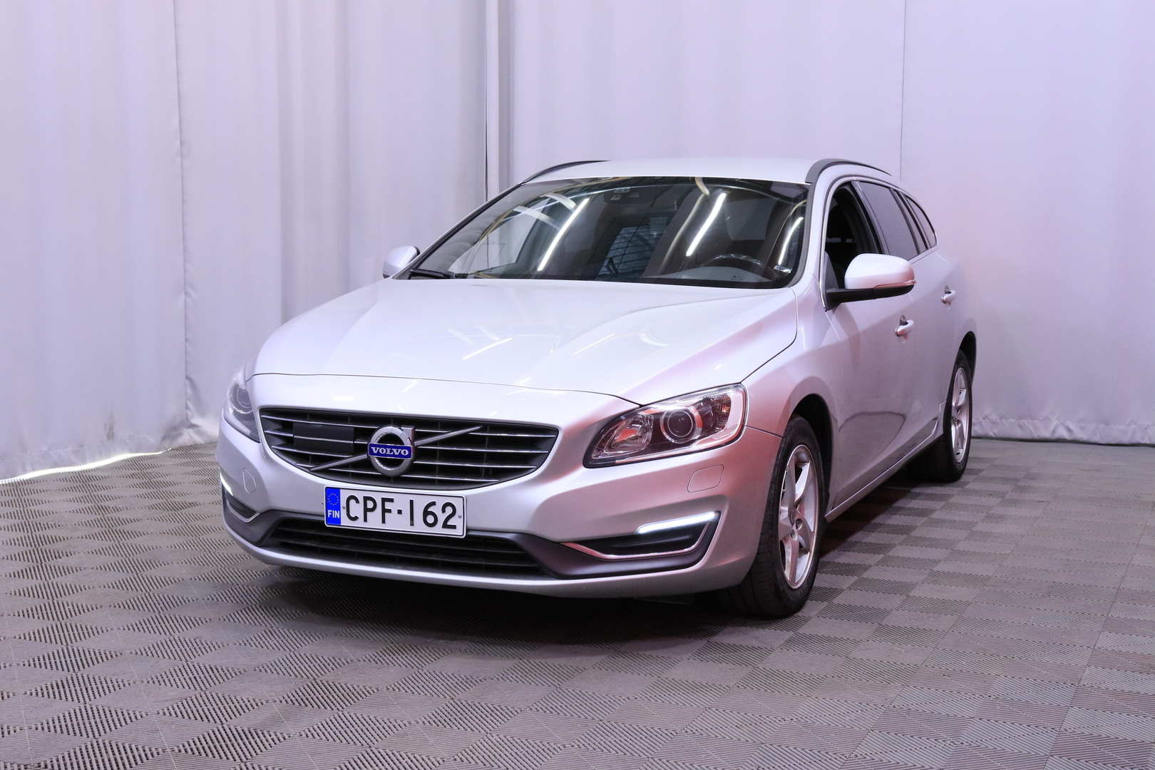 Volvo - V60 - D4 AWD Momentum aut // Adapt. vakkari / Webasto / VOC / Ratin lämmitys / Navi / Bluetooth / Digimittaristo // - Farmari