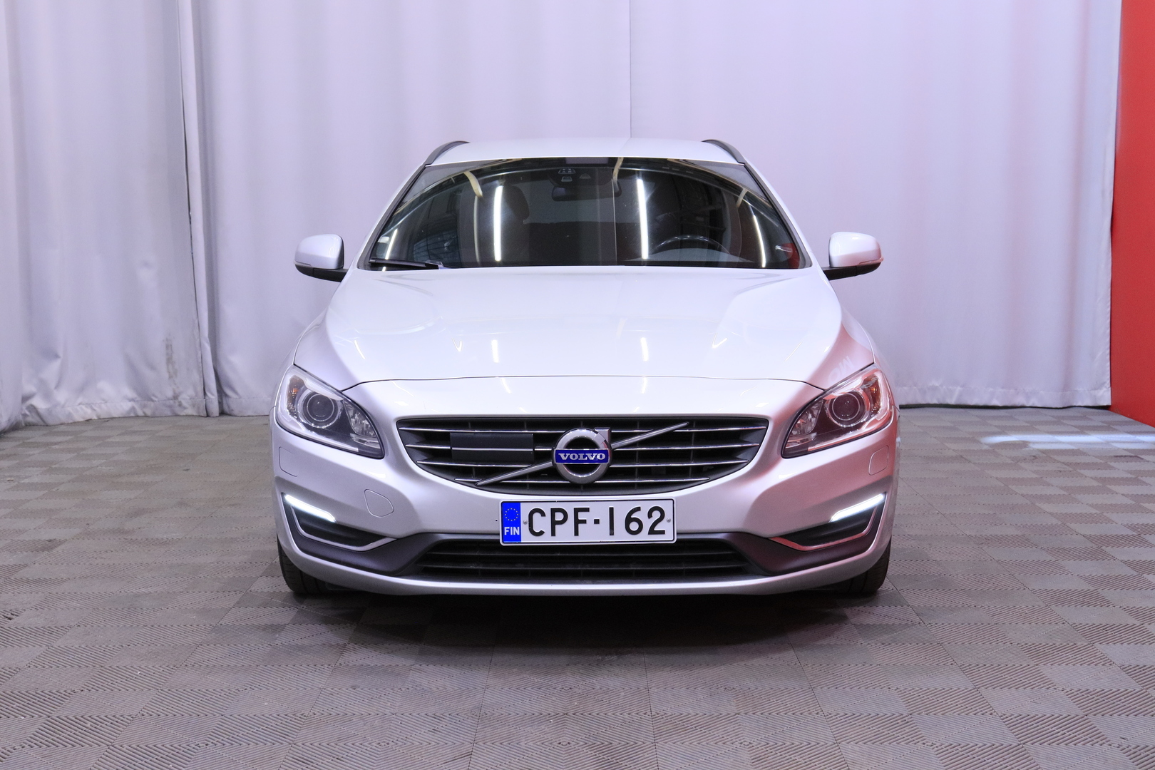 Volvo - V60 - D4 AWD Momentum aut // Adapt. vakkari / Webasto / VOC / Ratin lämmitys / Navi / Bluetooth / Digimittaristo // - Farmari