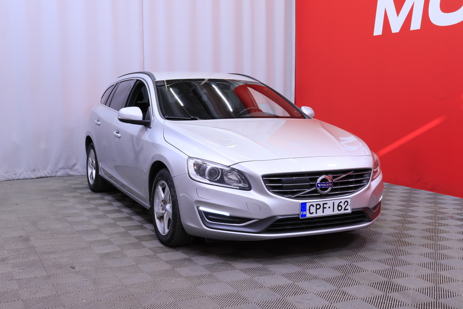 Volvo - V60 - D4 AWD Momentum aut // Adapt. vakkari / Webasto / VOC / Ratin lämmitys / Navi / Bluetooth / Digimittaristo // - Farmari
