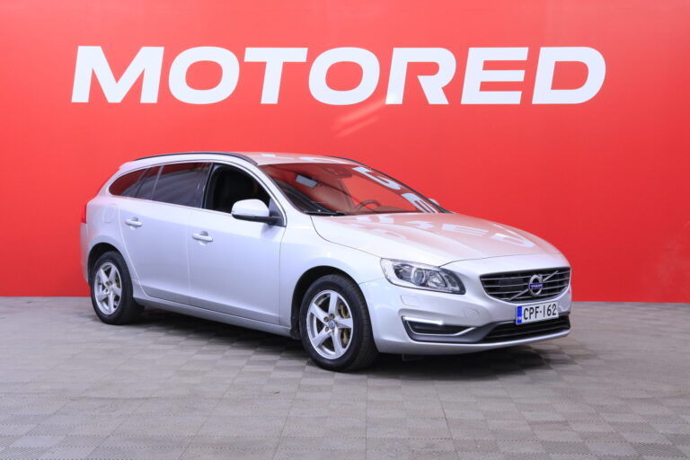 Volvo - V60 - D4 AWD Momentum aut // Vakionopeudensäädin (ACC) / Webasto / VOC / Ratin lämmitys / Navi / Bluetooth / Digimittaristo // - Farmari