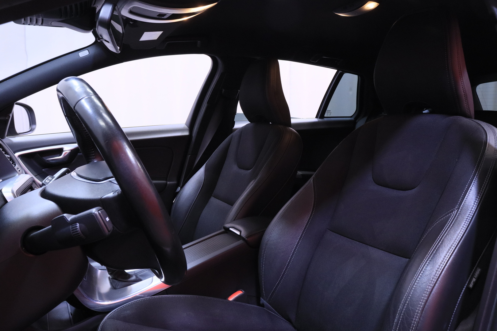 Volvo - V60 - D4 AWD Momentum aut // Adapt. vakkari / Webasto / VOC / Ratin lämmitys / Navi / Bluetooth / Digimittaristo // - Farmari