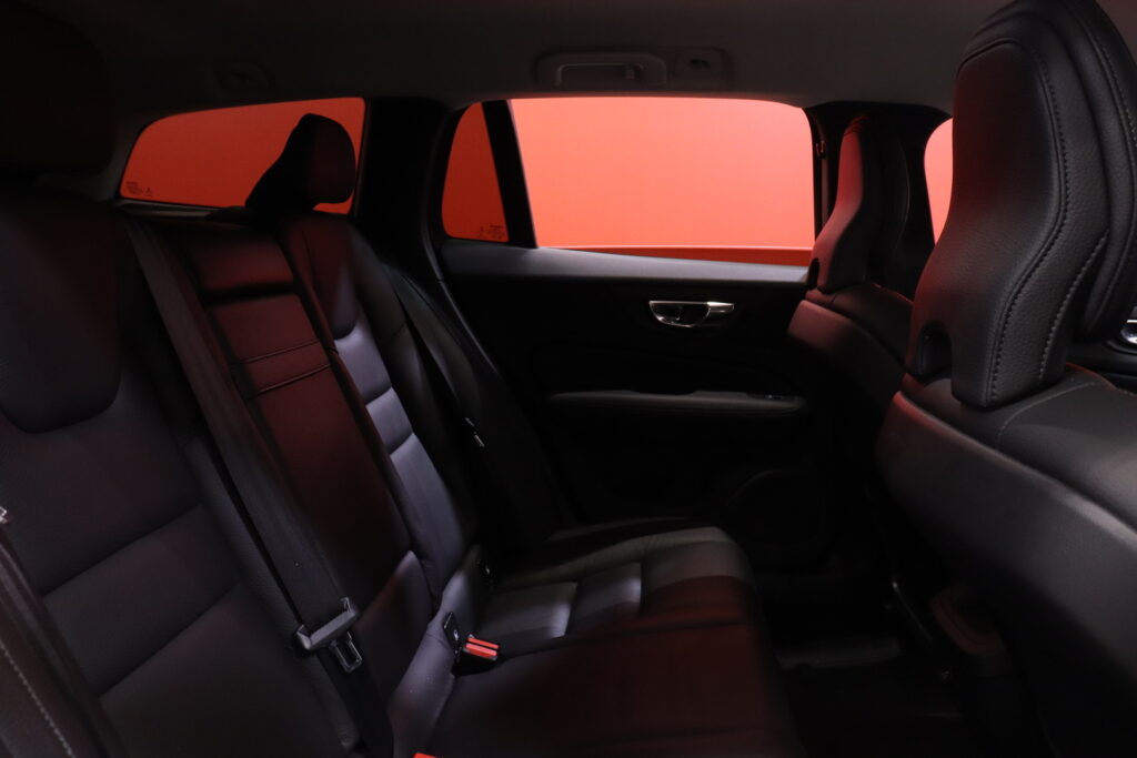 Volvo - V60 - D4 AWD Business Inscription aut // Suomi-auto / Webasto / Koukku / Pilot assist / VOC / AppleCarPlay / Muistipenkki // Volvo - V60 - D4 AWD Business Inscription aut // Suomi-auto / Webasto / Koukku / Pilot assist / VOC / AppleCarPlay / Muistipenkki // - Farmari